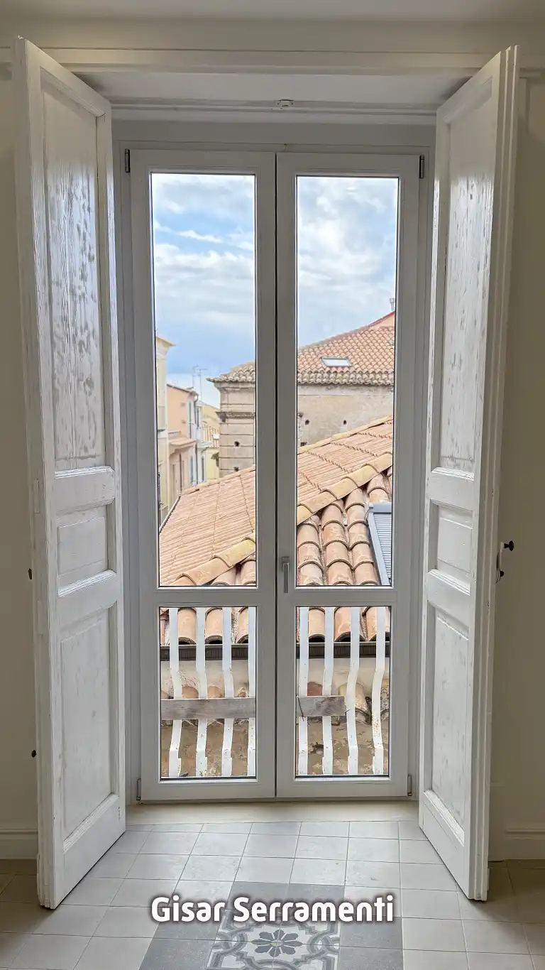 Balcone in PVC a due ante con traverso